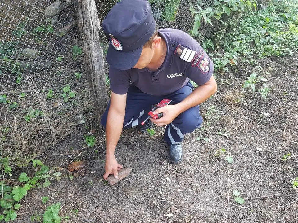 Proiectil exploziv de război, descoperit în curtea unui teleormănean