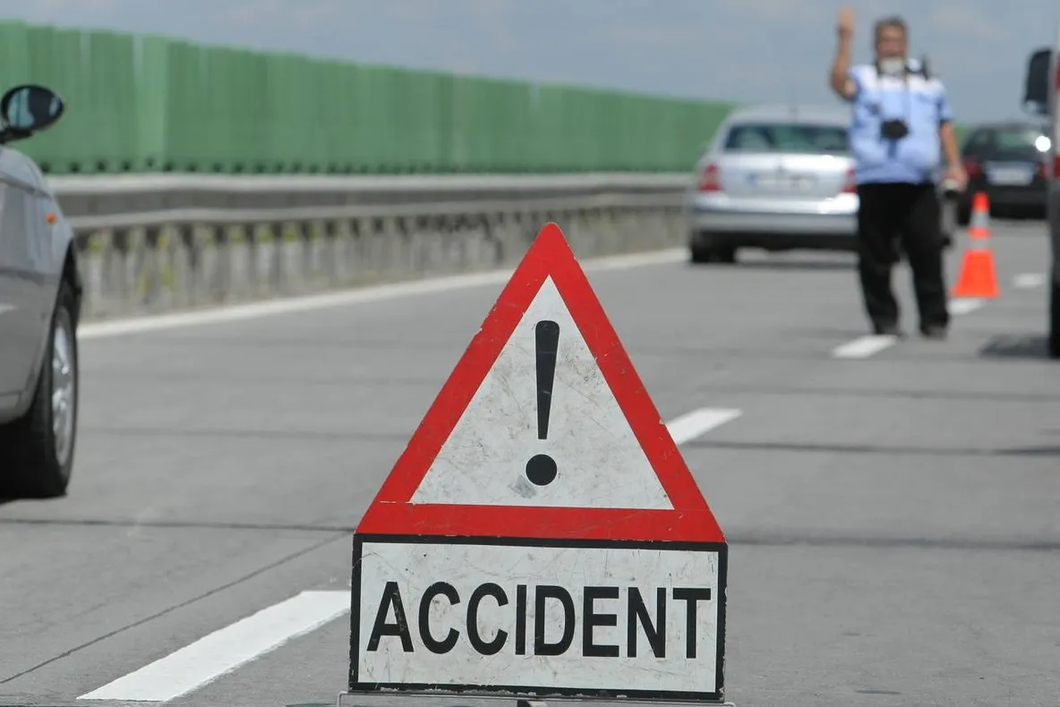 O șoferiță a acroșat un pieton, l-a târât zeci de metri și l-a strivit cu autoturismul