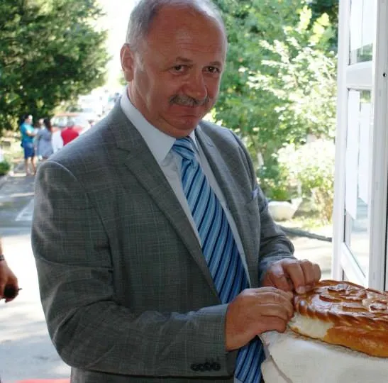 Sistemul de taxare a parcărilor din Alexandria, valabil doar pentru cei de rând. Administratorul municipiului păstrează gratuitatea în fața restaurantului familiei...