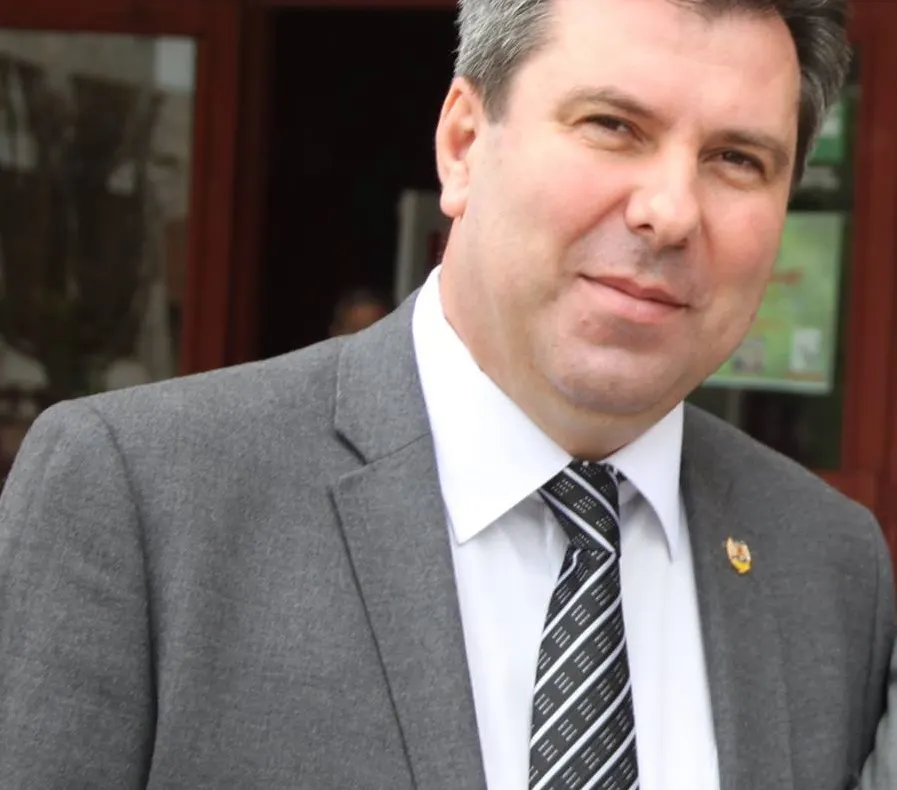 Cât câștigă Florinel Dumitrescu pentru a păzi Prefectura Teleorman?