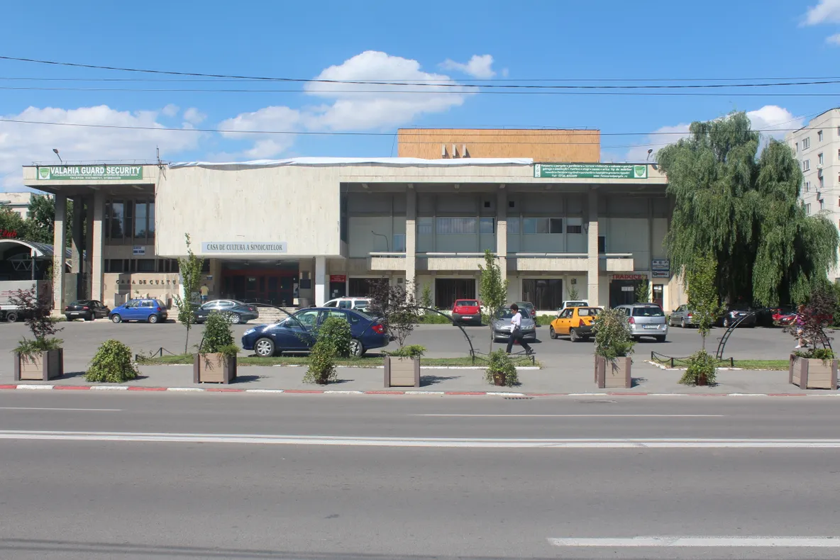 FOTOREPORTAJ. Cum s-a transformat Casa de Cultură din Alexandria în bătaia de joc a autorităților...