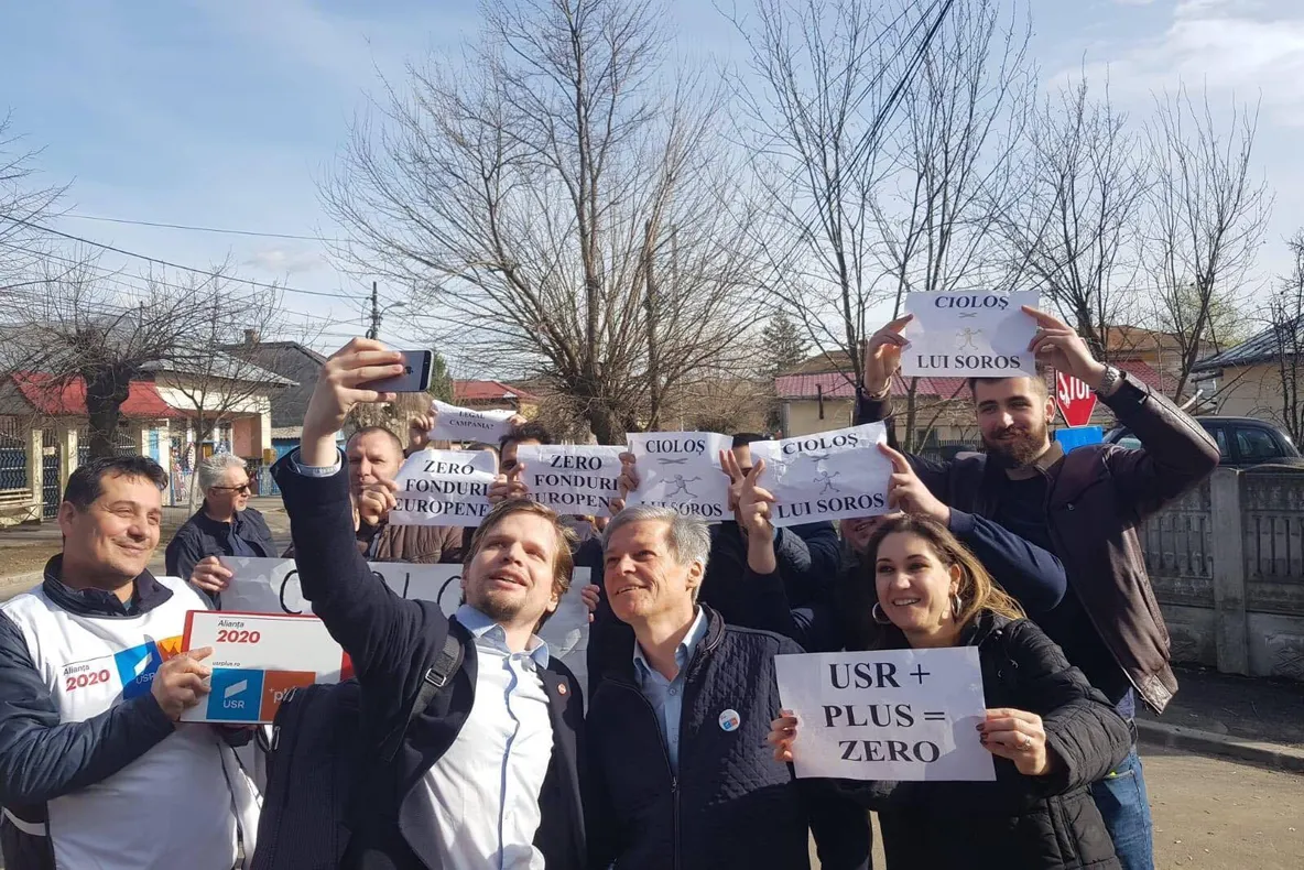 Cioloș s-a fotografiat, la Roșiori, cu un grup de contestatari
