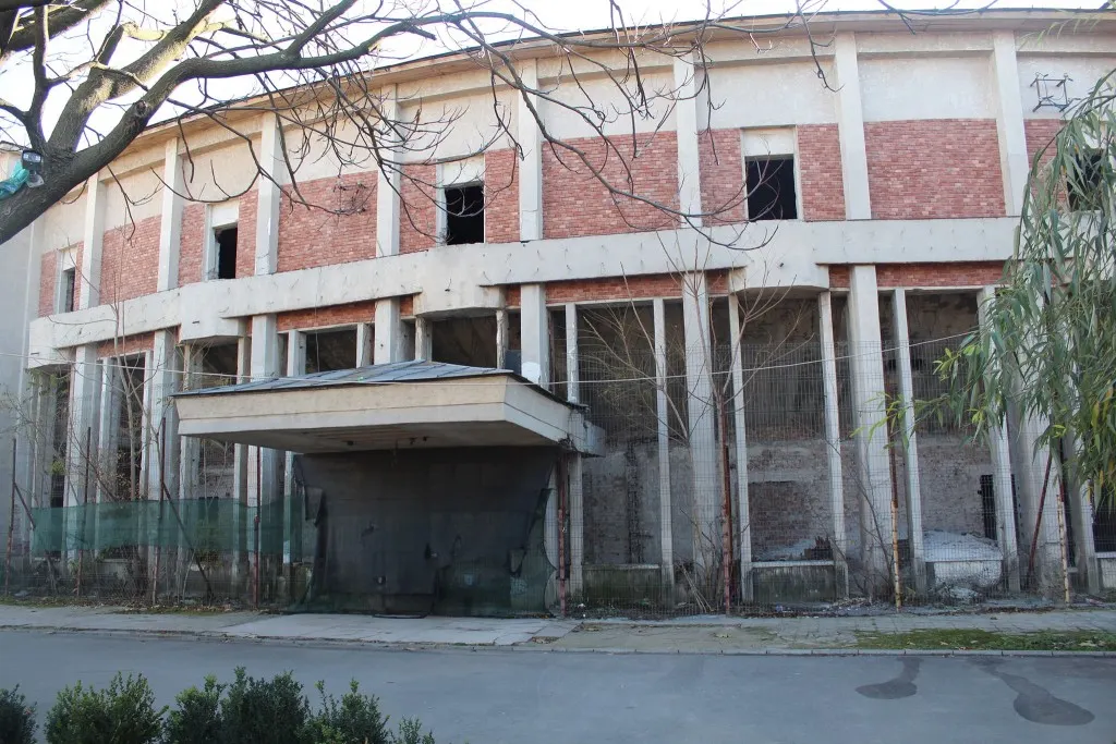 Și lucrările la fostul Cinematograf Patria din Alexandria sunt întârziate...