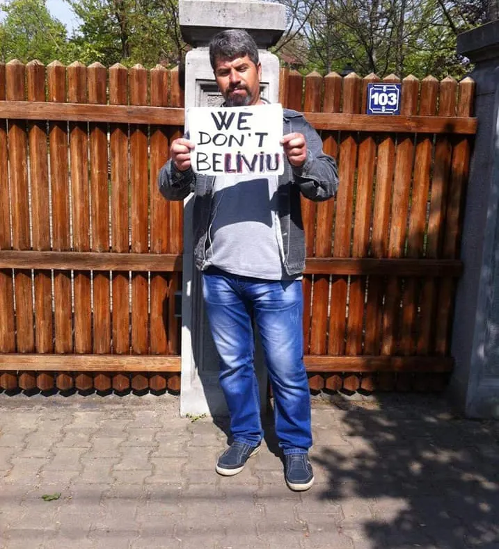 Protestul unui singur om a continuat la conacul lui Dragnea: ”We don`t beliviu”