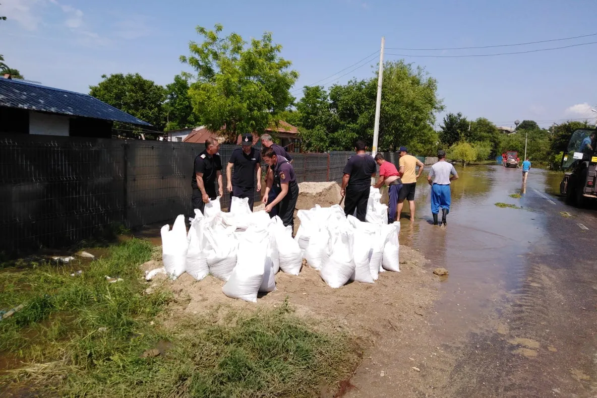Trafic blocat la intrarea în comuna Băbăița din cauza apei