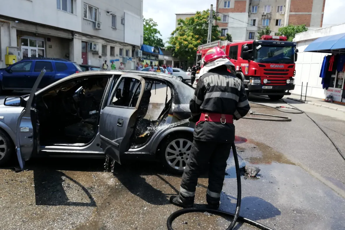 Un autoturism a luat foc în apropierea pieței din Roșiorii de Vede