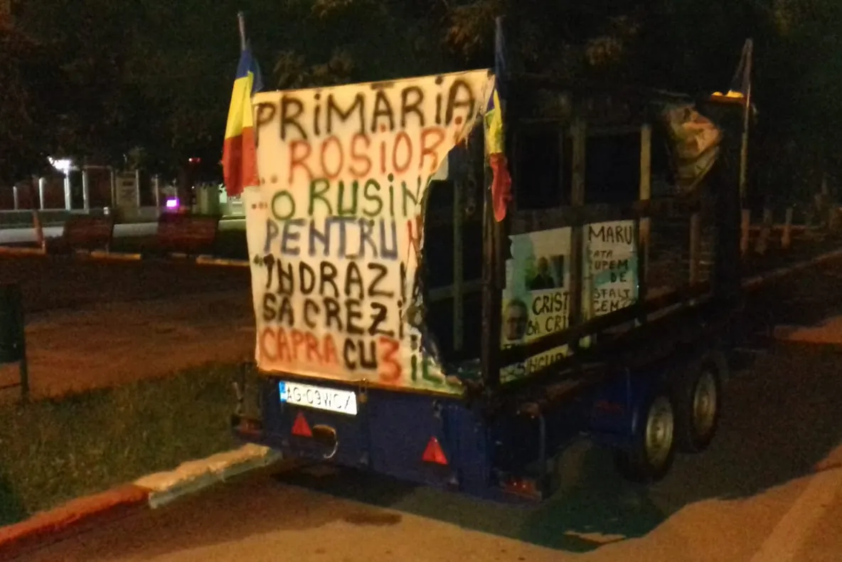 Un tânăr a încercat să dea foc rulotei cu mesaje anti-PSD din Roșiorii de Vede