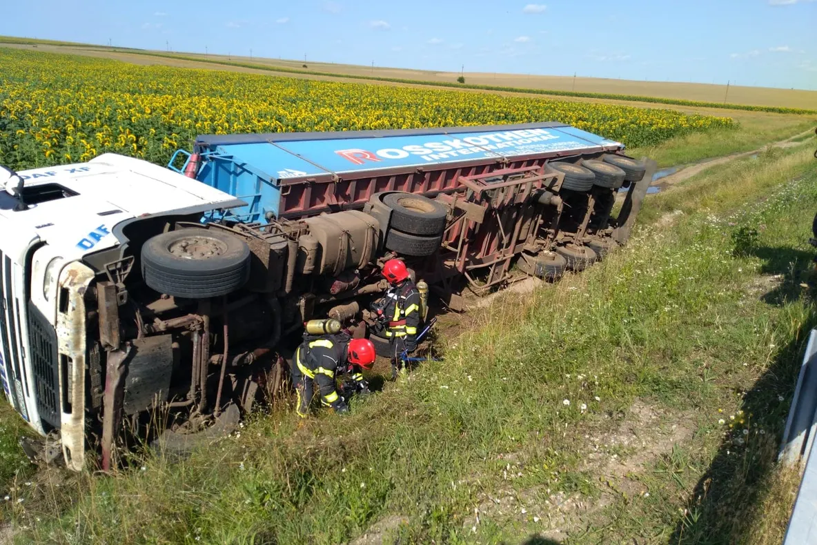 Un TIR de marfă s-a răsturnat pe centura Alexandriei