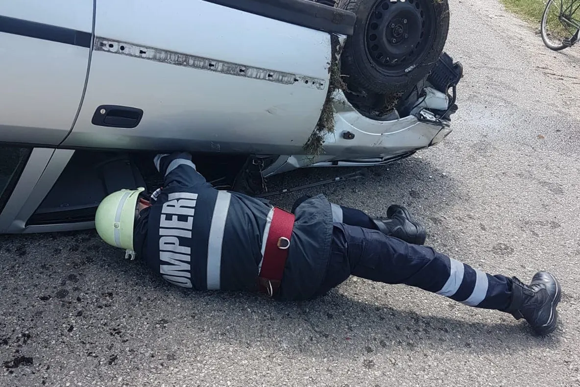 Autoturism răsturnat la Dracea
