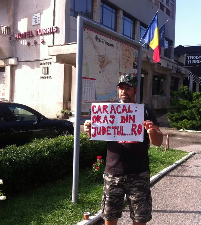 Protest în fața hotelului familiei Dragnea din Turnu Măgurele: "Caracal, oraș din județul...România!"