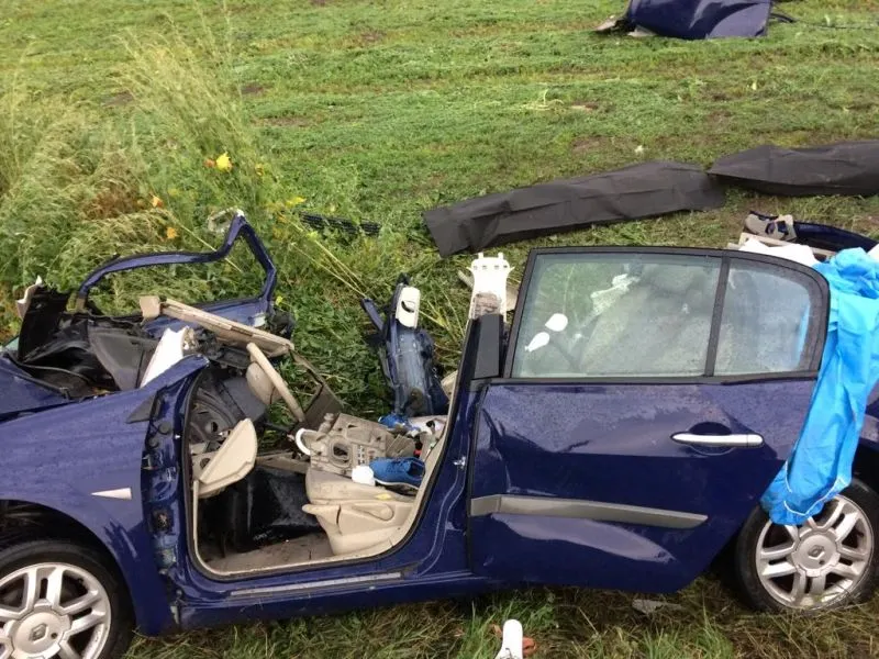Moarte violentă pentru un tânăr de 18 ani! S-a oprit cu mașina într-un gard