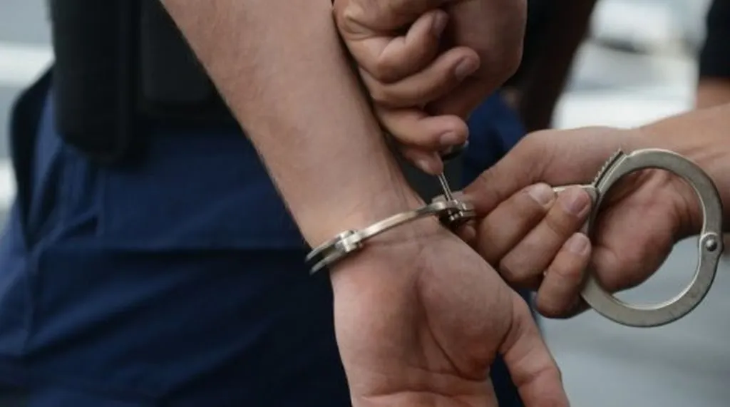 Un bărbat violent și nervos a fost arestat! El a spart geamurile unui magazin