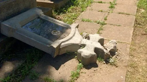 Morminte profanate în Teleorman!