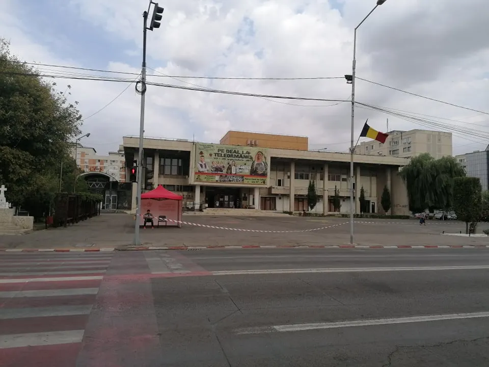 La cortul Vioricăi din Alexandria bate numai... vântul