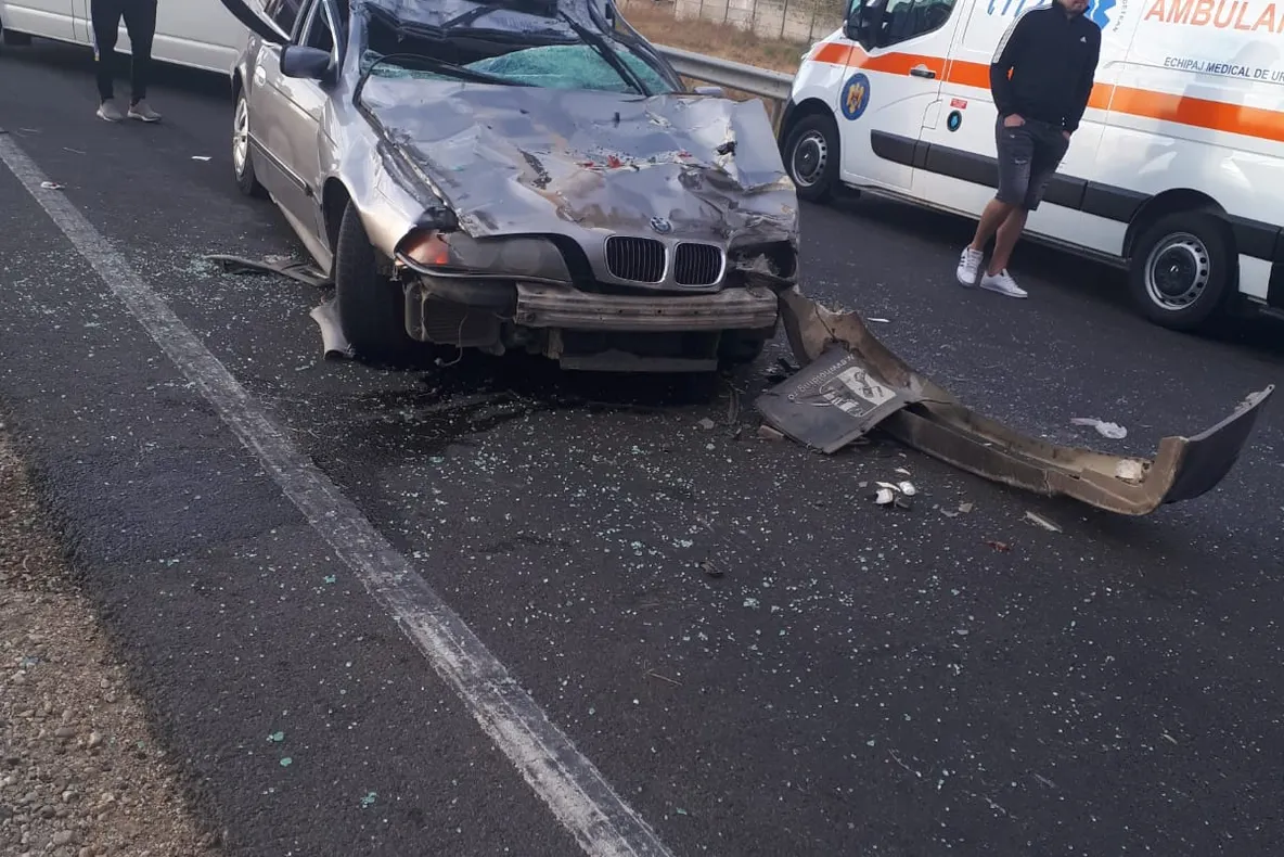 Un bărbat a murit după ce mașina în care se afla a intrat într-un tir