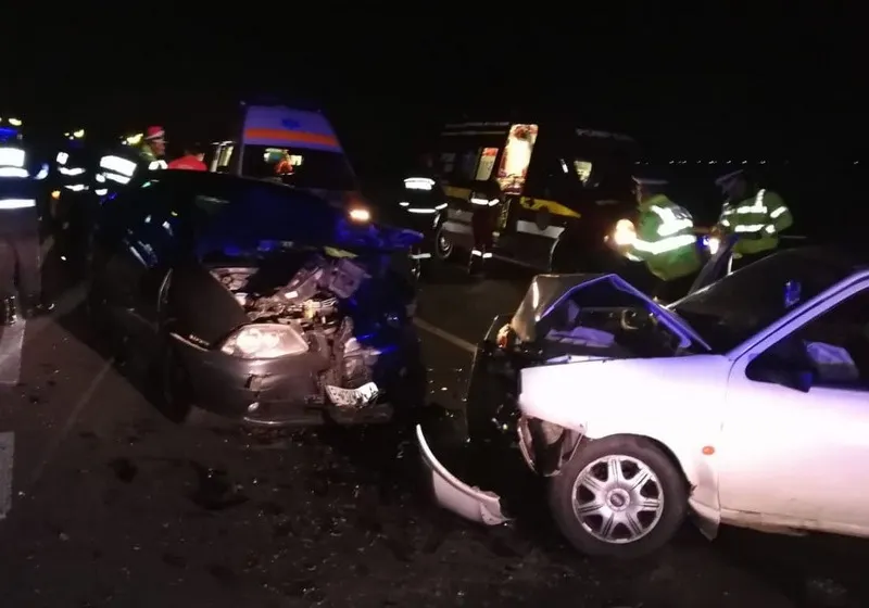 Neatenția face victime! Două autoturisme s-au ciocnit
