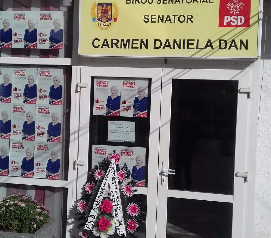 Coroană funerară la biroul lui Carmen Dan din Roșiori de Vede