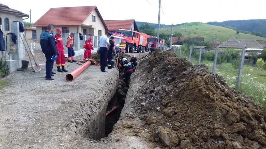 Un bărbat a fost îngropat de viu sub un mal de pământ! Se încearcă scoaterea lui
