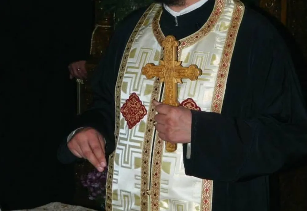 Preot din Videle filmat când le face sex oral unor bărbaţi. Aceştia au încercat să-l şantajeze