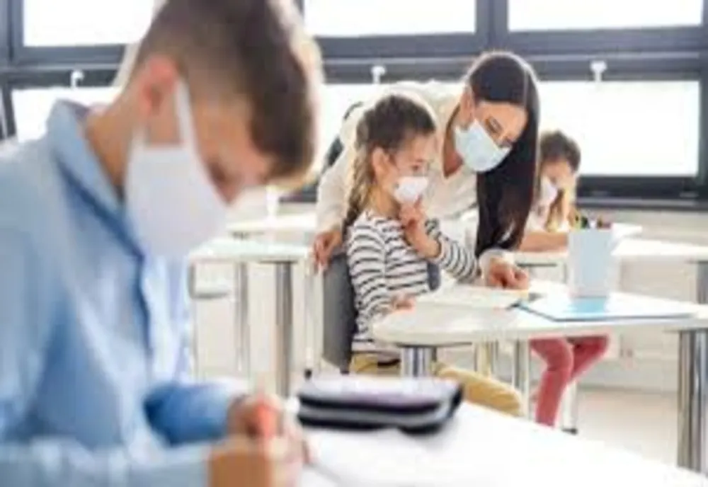 Prosoapele de hârtie şi uscătoarele de mâini, interzise în şcoli, de luni