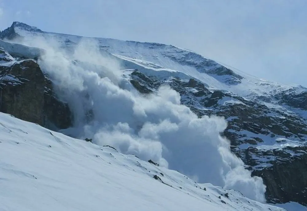 Risc mare de avalanșe, Nivel 4 din 5 în Masivul Făgăraș, după ninsorile căzute în ultimele zile