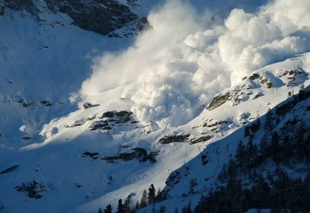 DIN CAUZA RISCULUI DE AVALANȘĂ, SALVAMONT RECOMANDĂ EVITAREA TRASEELOR ALPINE DIN BUCEGI ȘI FĂGĂRAȘ