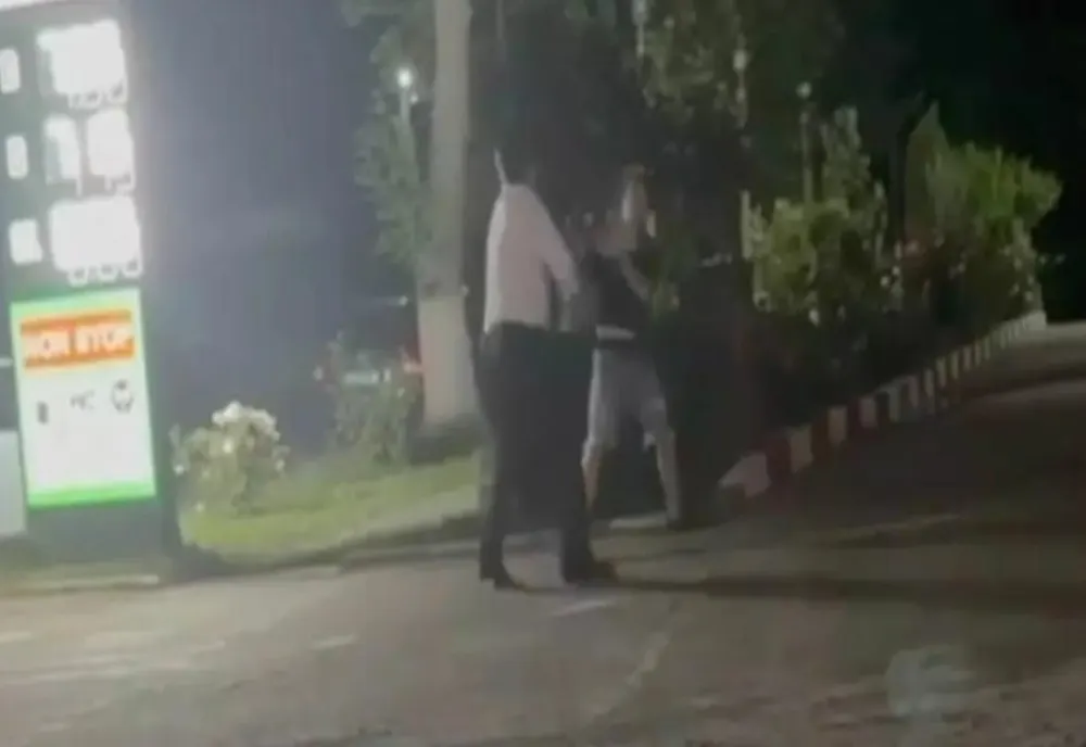 Scene ireale la Turnu Măgurele. Un consilier local PSD s-a luat la bătaie cu un elev - VIDEO