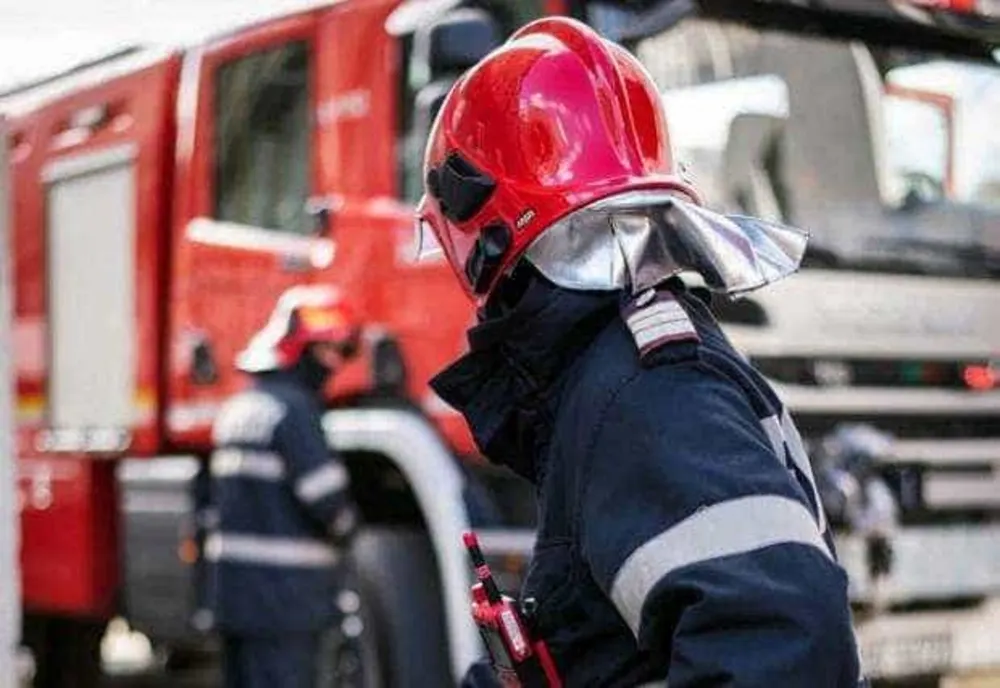 AUTOSPECIALĂ DE POMPIERI DISTRUSĂ DE FLĂCĂRI ÎN TIMPUL UNEI INTERVENȚII LA IZVORUL RECE