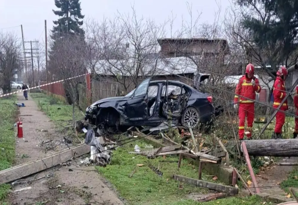 Șofer în stare gravă după ce a intrat cu mașina în stâlp în încercarea de a fugi de polițiști
