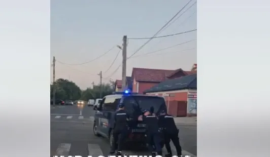 IMAGINILE ZILEI. Autospecială de jandarmerie, împinsă „la mână”, într-o intersecție din Alexandria VIDEO