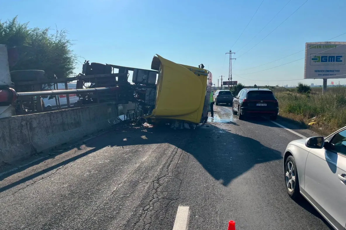 Imagini șocante pe DN1: trafic blocat spre Brașov după ce un autotren s-a răsturnat pe șosea - VIDEO