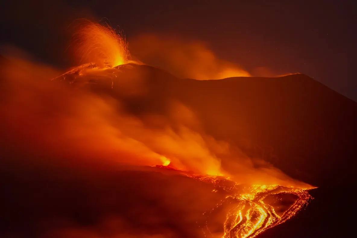 Alertă în Sicilia! Etna erupe din nou, iar aeroportul din Catania rămâne închis. Avertisment pentru români
