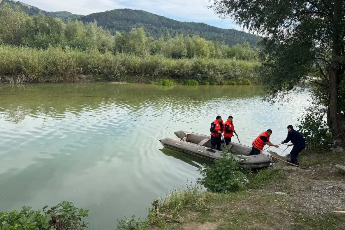 Băiețelul de 4 ani dispărut de acasă, găsit fără viață în râul Trotuș. Peste 250 de oameni l-au căutat
