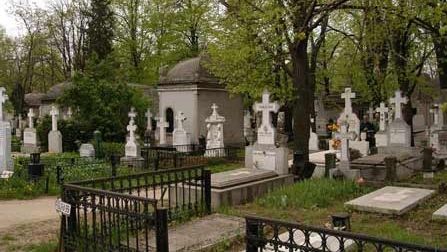 Scene revoltătoare în Cimitirul Bellu: doi tineri au ajuns în arest după ce au dansat pe morminte