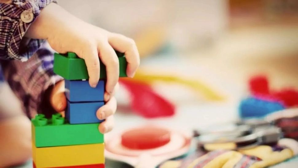 Caz șocant într-o creșă din județul Cluj. O educatoare care i-ar fi agresat pe copii, concediată: unui micuț i-ar fi pus cuțitul la gât