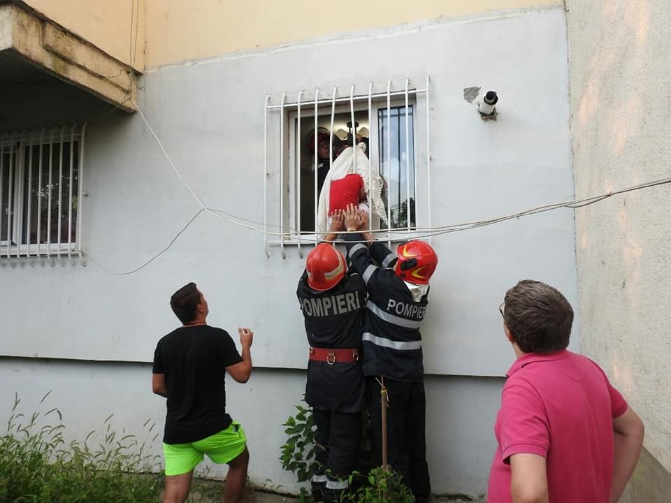 Șocant! Un copil de șase ani a rămas cu capul blocat între gratiile de la geamul apartamentului în care locuiește
