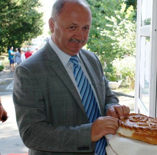 Sistemul de taxare a parcărilor din Alexandria, valabil doar pentru cei de rând. Administratorul municipiului păstrează gratuitatea în fața restaurantului familiei...