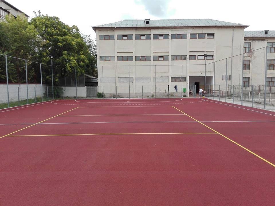 Colegiul National Pedagogic "Mircea Scarlat" are teren sintetic modern pentru handbal si volei