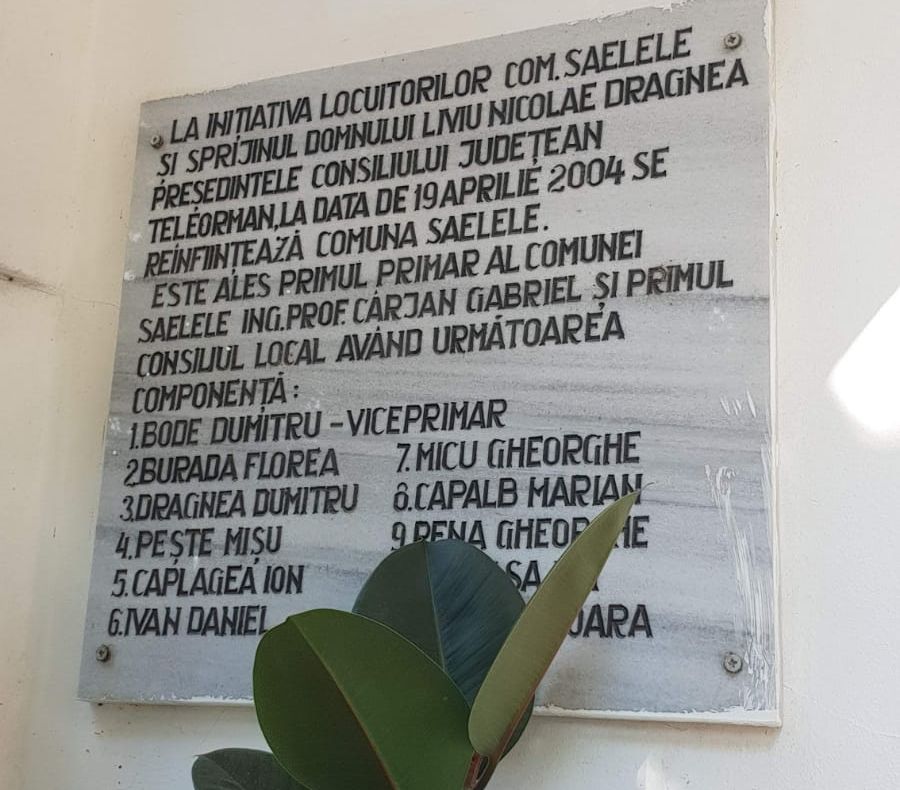 Comunismul nu moare. Comuna Saelele a gravat în piatră numele lui Dragnea!