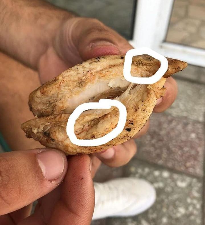 Supermarketul Profi din centrul Alexandriei vinde piept de pui cu... viermi