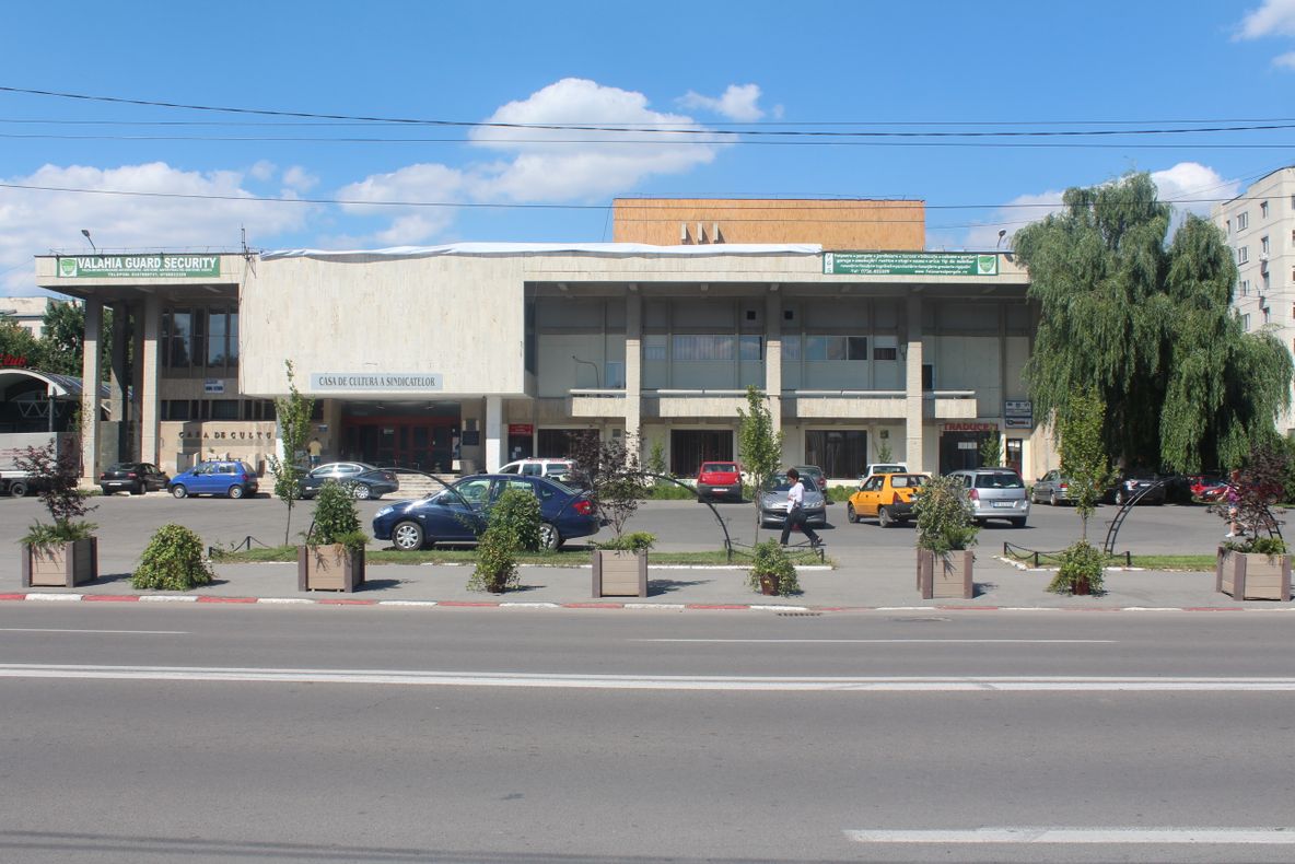 FOTOREPORTAJ. Cum s-a transformat Casa de Cultură din Alexandria în bătaia de joc a autorităților...