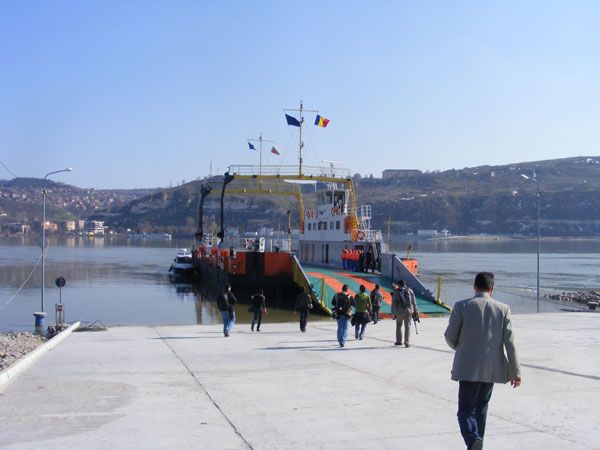 Contrabandă cu țigări la punctul de trecere a frontierei din Turnu Măgurele