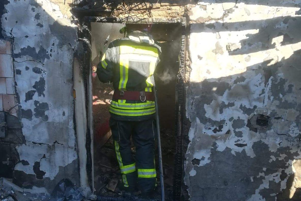 Flăcările au mistuit casa a doi bătrâni din comuna Orbeasca