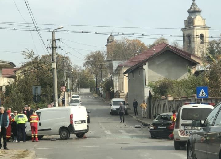 3 autoturisme s-au ciocnit într-o intersecție din Alexandria! O persoană a ajuns la spital