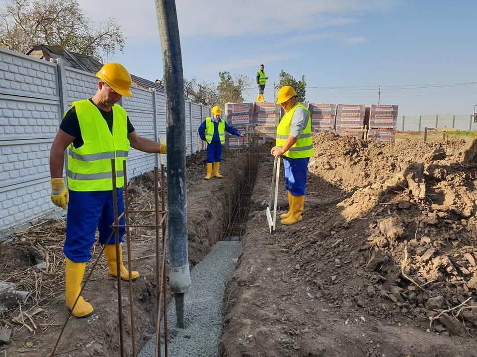 Preotul Florin Danu a început astăzi construcția caselor pentru orfani, bătrâni și femei vulnerabile