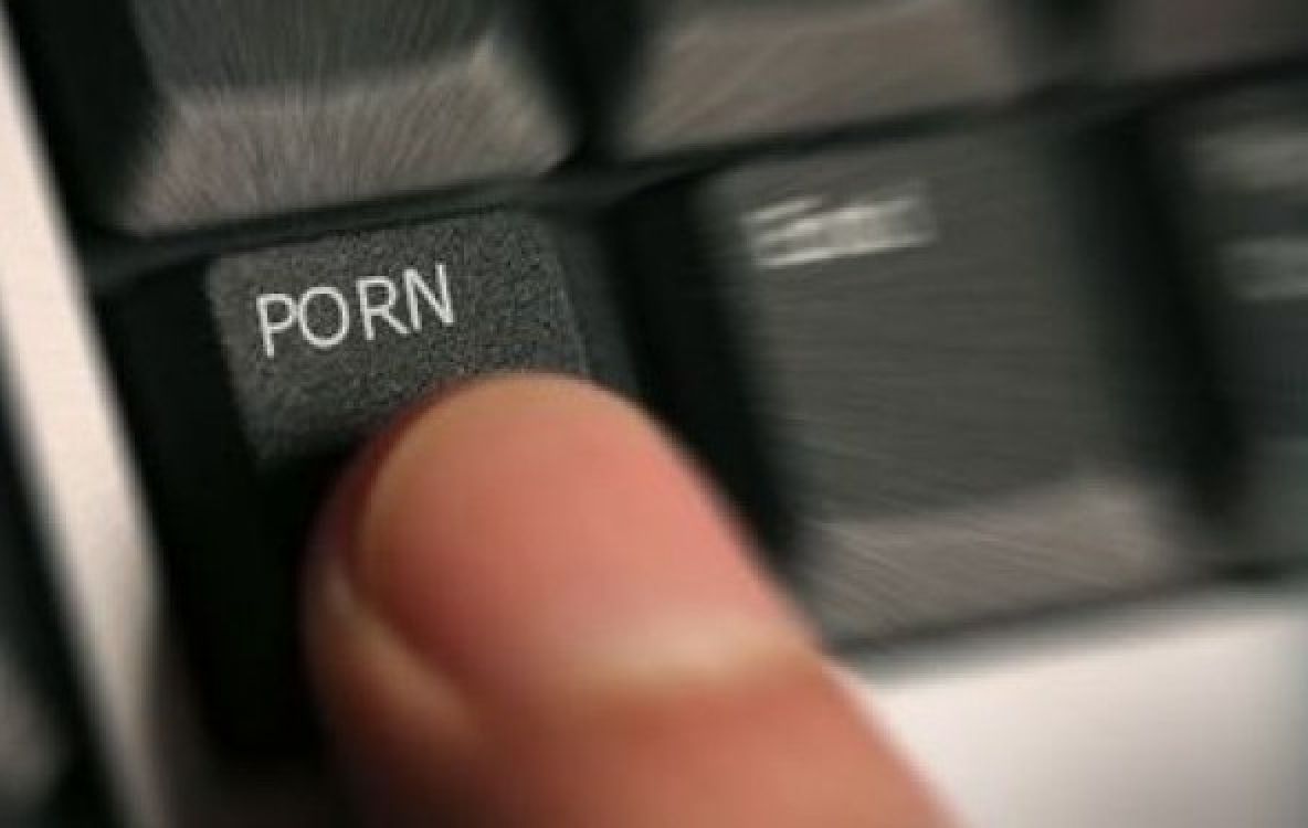 O minoră din Teleorman a căzut pradă unui vânător de pornografie pe Facebook