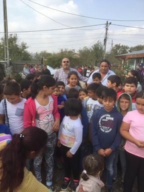 Copiii romi din Blejești au fost premiați în curtea unui localnic, pentru a "nu se face politică în școală"