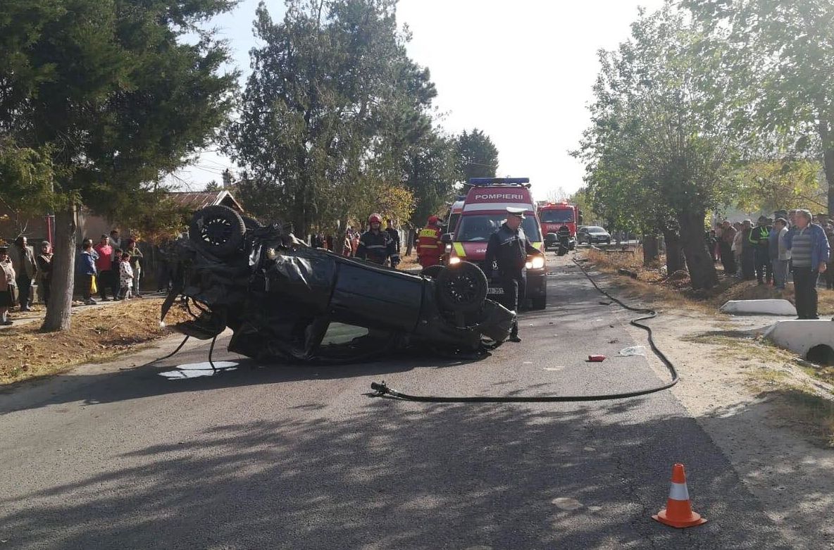 Accident la Scrioaștea. O mașină a intrat într-un cap de pod și s-a răsturnat