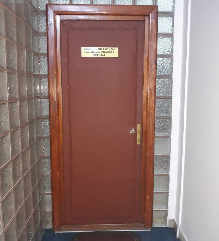 Pe la cabinetul de parlamentar al lui Dragnea bate vântul...