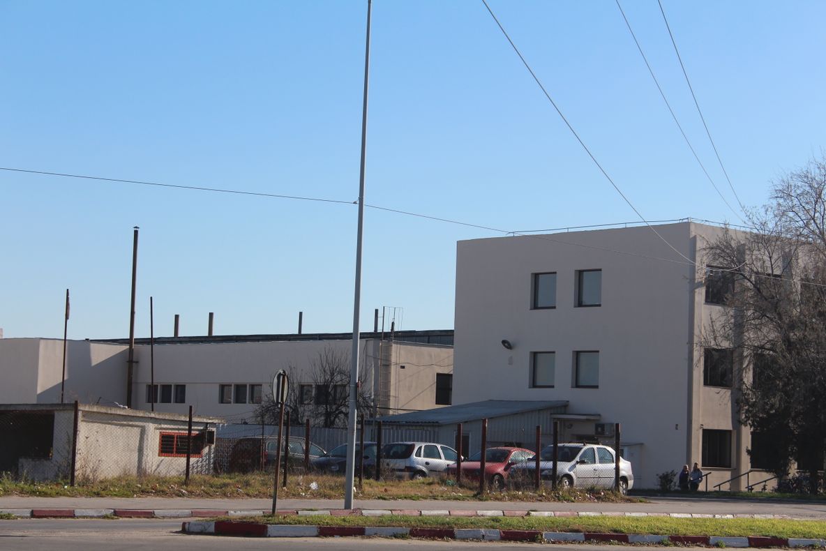 Două fabrici de confecții din Teleorman renunță la jumătate din angajați